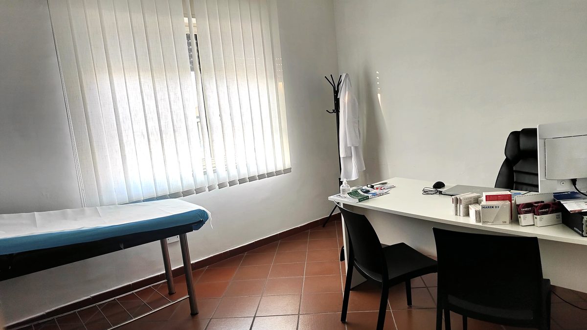 Studio di Torre Annunziata, Via Castriota 8: ambulatorio con lettino per le visite e scrivania del dottore.